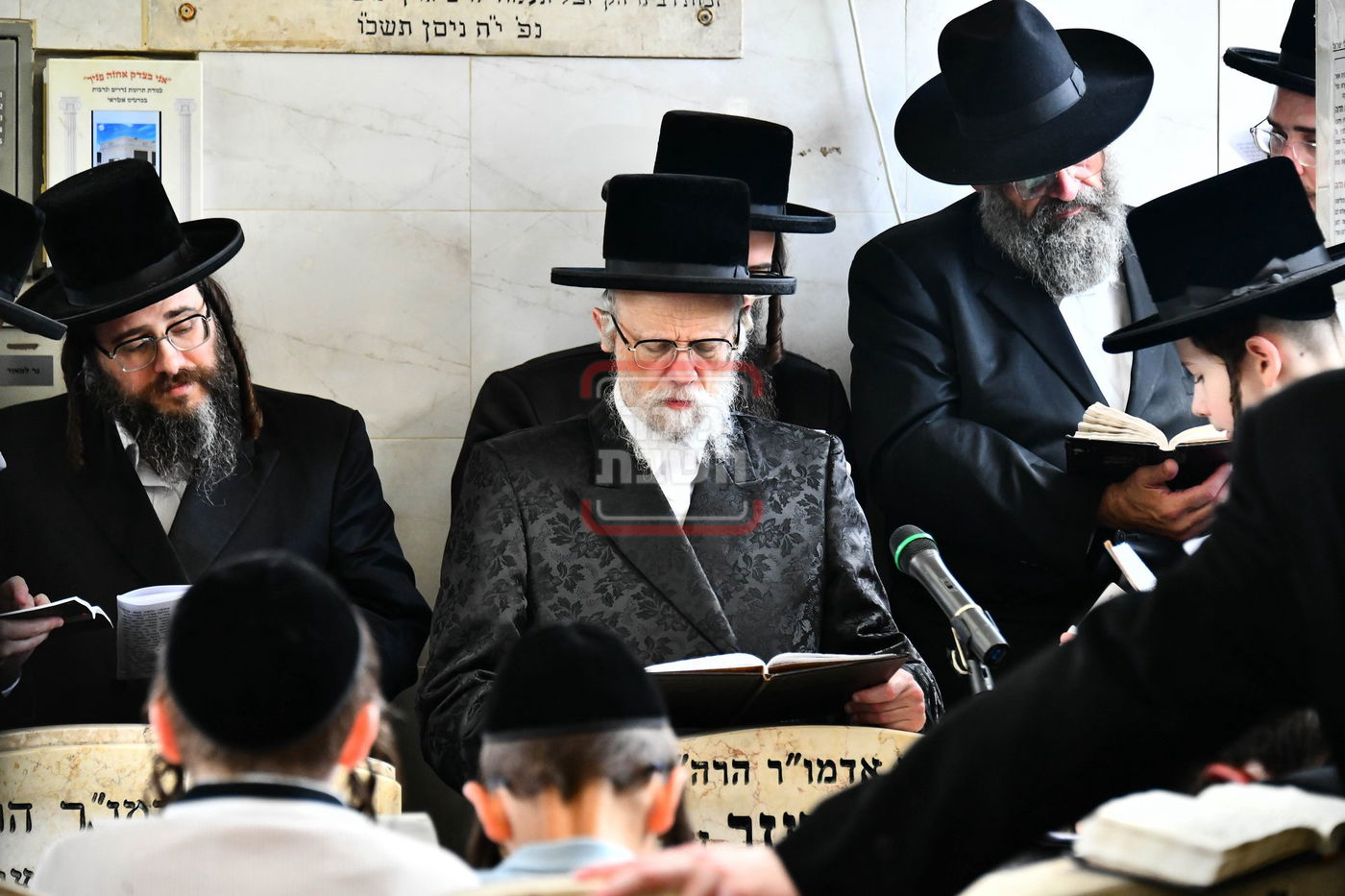 האדמו"ר מסערט ויז'ניץ בציון אביו זצ"ל