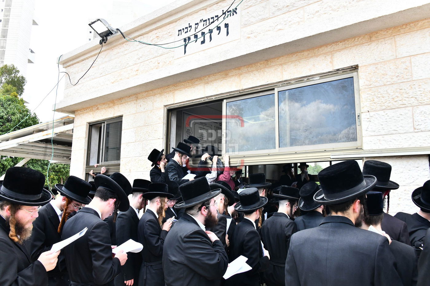 האדמו"ר מסערט ויז'ניץ בציון אביו זצ"ל