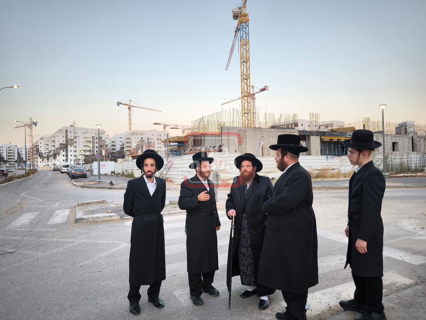 האדמו"ר ממיאלען בסיור ב'מתחם הסופרים'