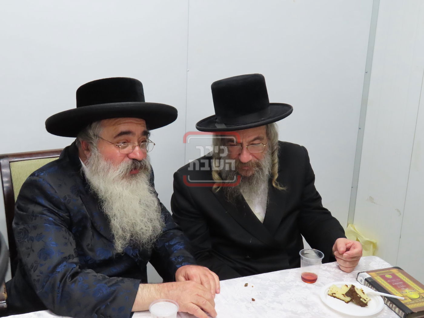 האדמו"ר מלעלוב ירושלים בקביעת מזוזה בבית מדרשו בב"ש