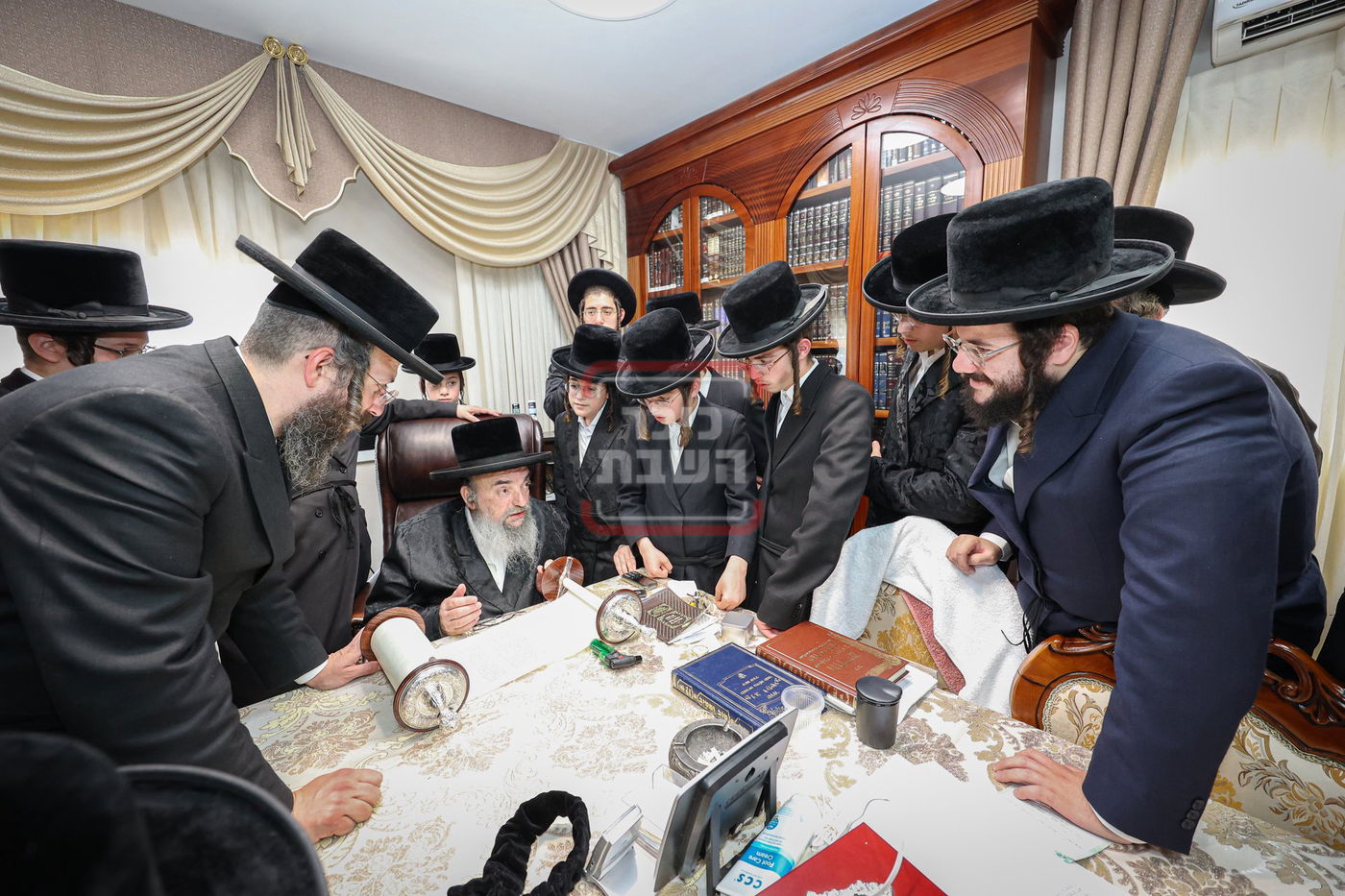 הכנסת ס"ת לישיבת 'מטה ראובן' בביתר