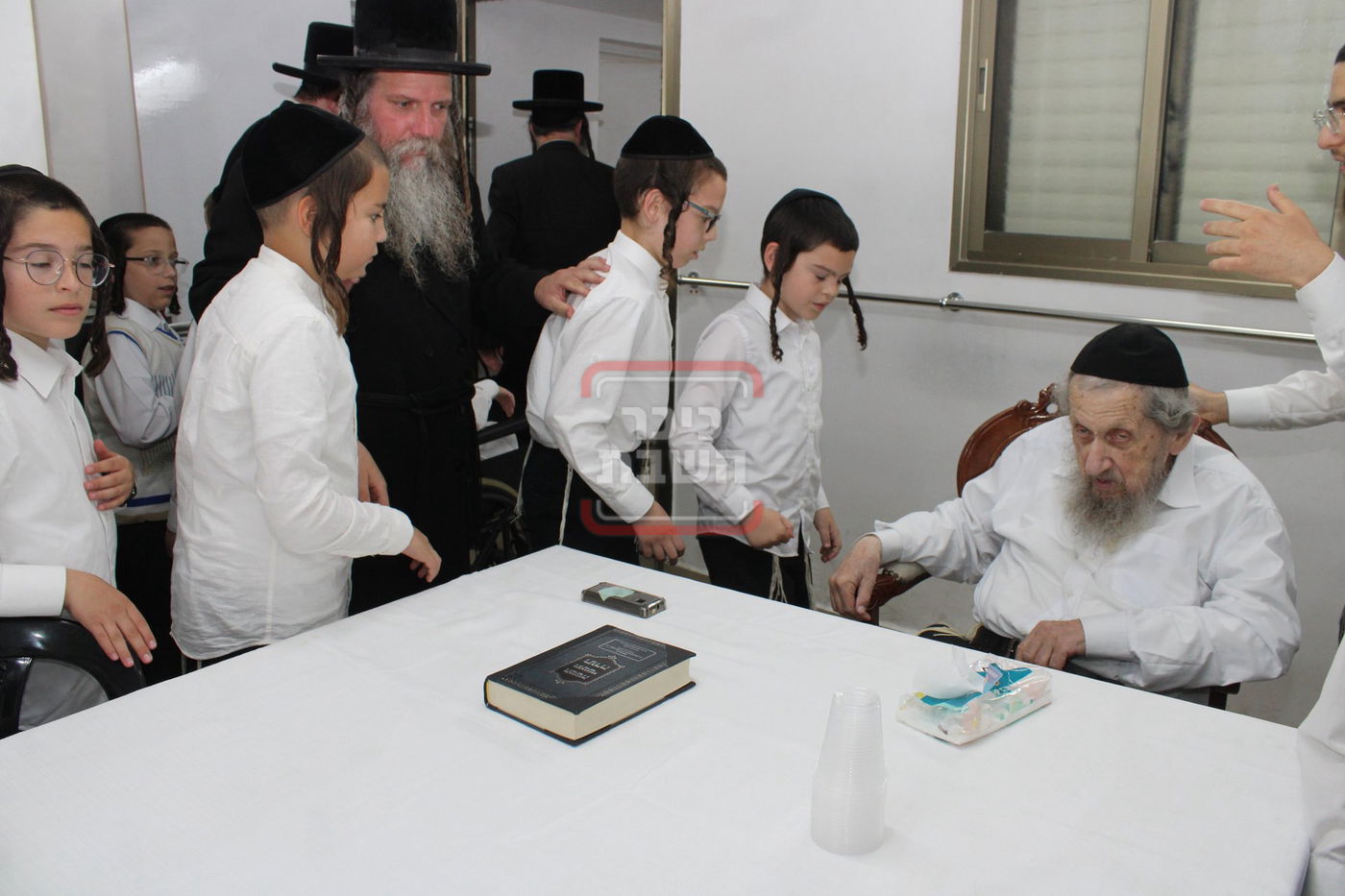 תלמידי ת"ת כלל חסידי אצל הגר"ד לנדו