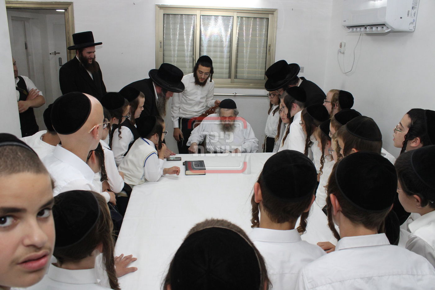 תלמידי ת"ת כלל חסידי אצל הגר"ד לנדו