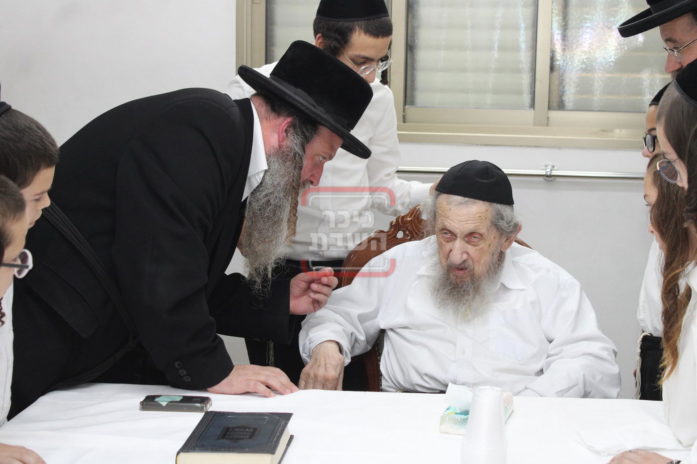 תלמידי ת"ת כלל חסידי אצל הגר"ד לנדו