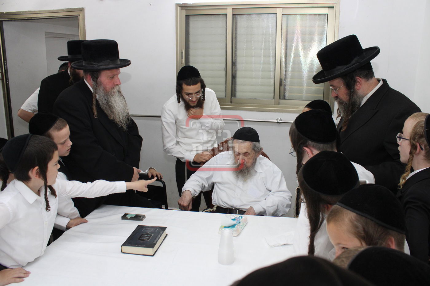 תלמידי ת"ת כלל חסידי אצל הגר"ד לנדו