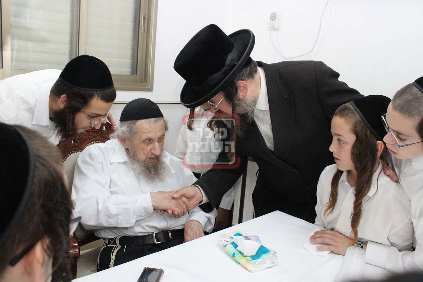 תלמידי ת"ת כלל חסידי אצל הגר"ד לנדו