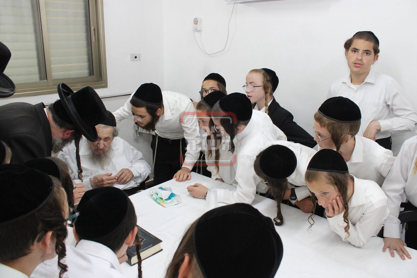 תלמידי ת"ת כלל חסידי אצל הגר"ד לנדו