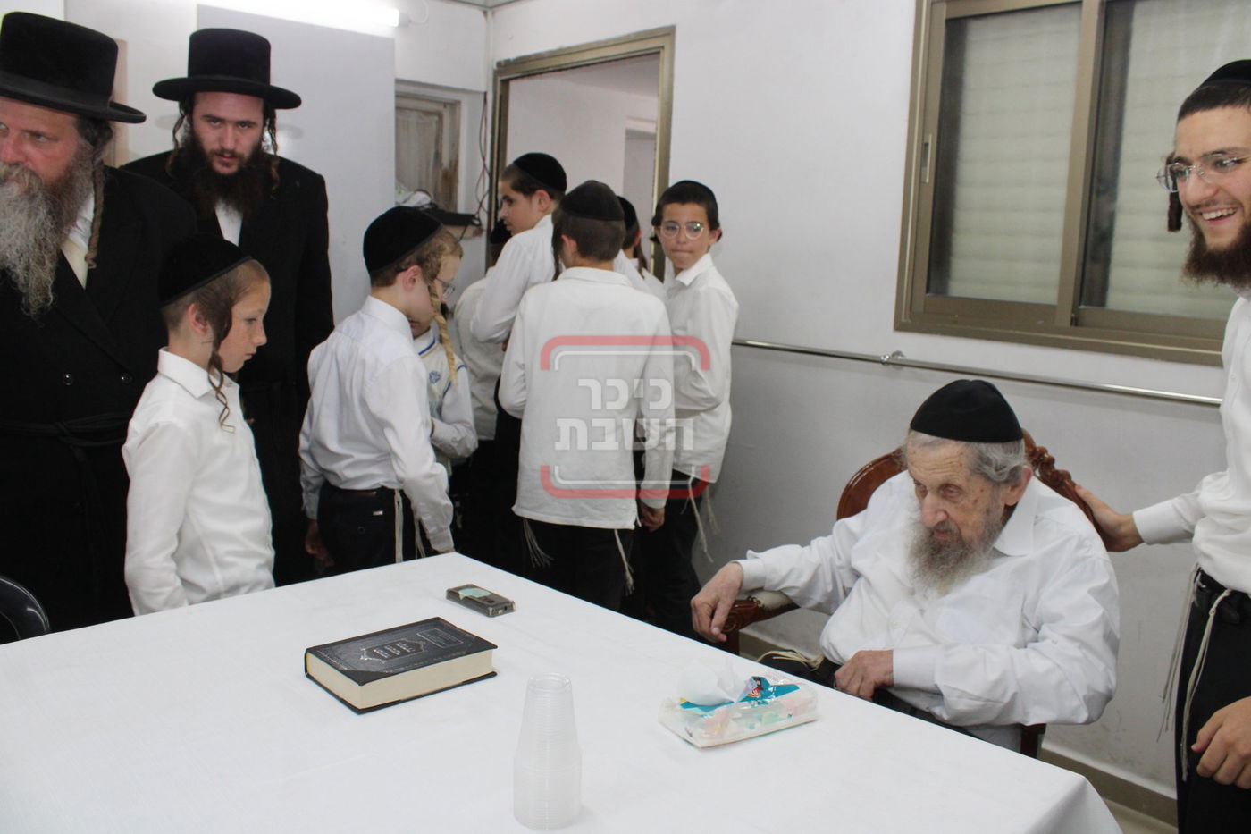 תלמידי ת"ת כלל חסידי אצל הגר"ד לנדו