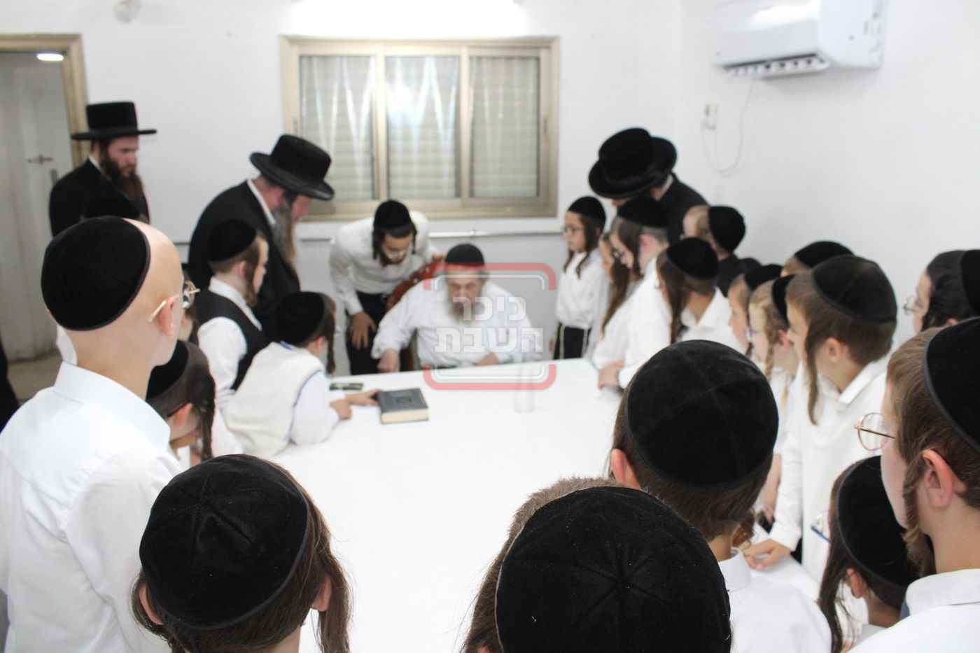 תלמידי ת"ת כלל חסידי אצל הגר"ד לנדו