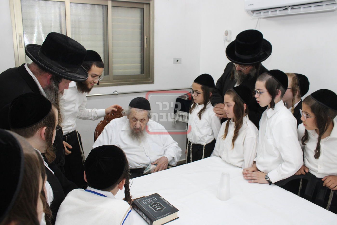 תלמידי ת"ת כלל חסידי אצל הגר"ד לנדו