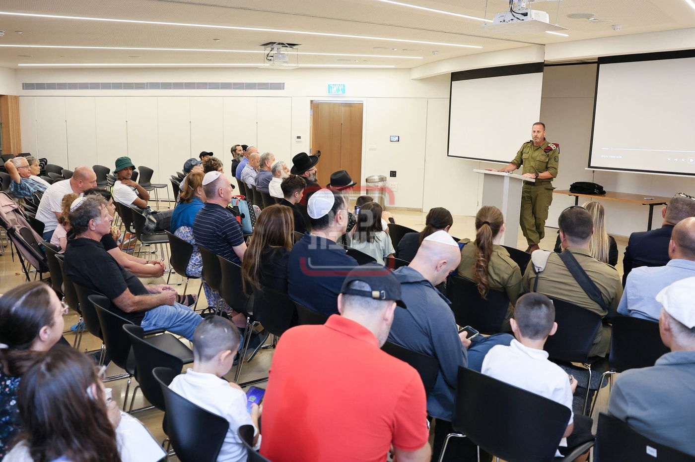 שלושים ל'צנחן הבוכה' מהכותל 