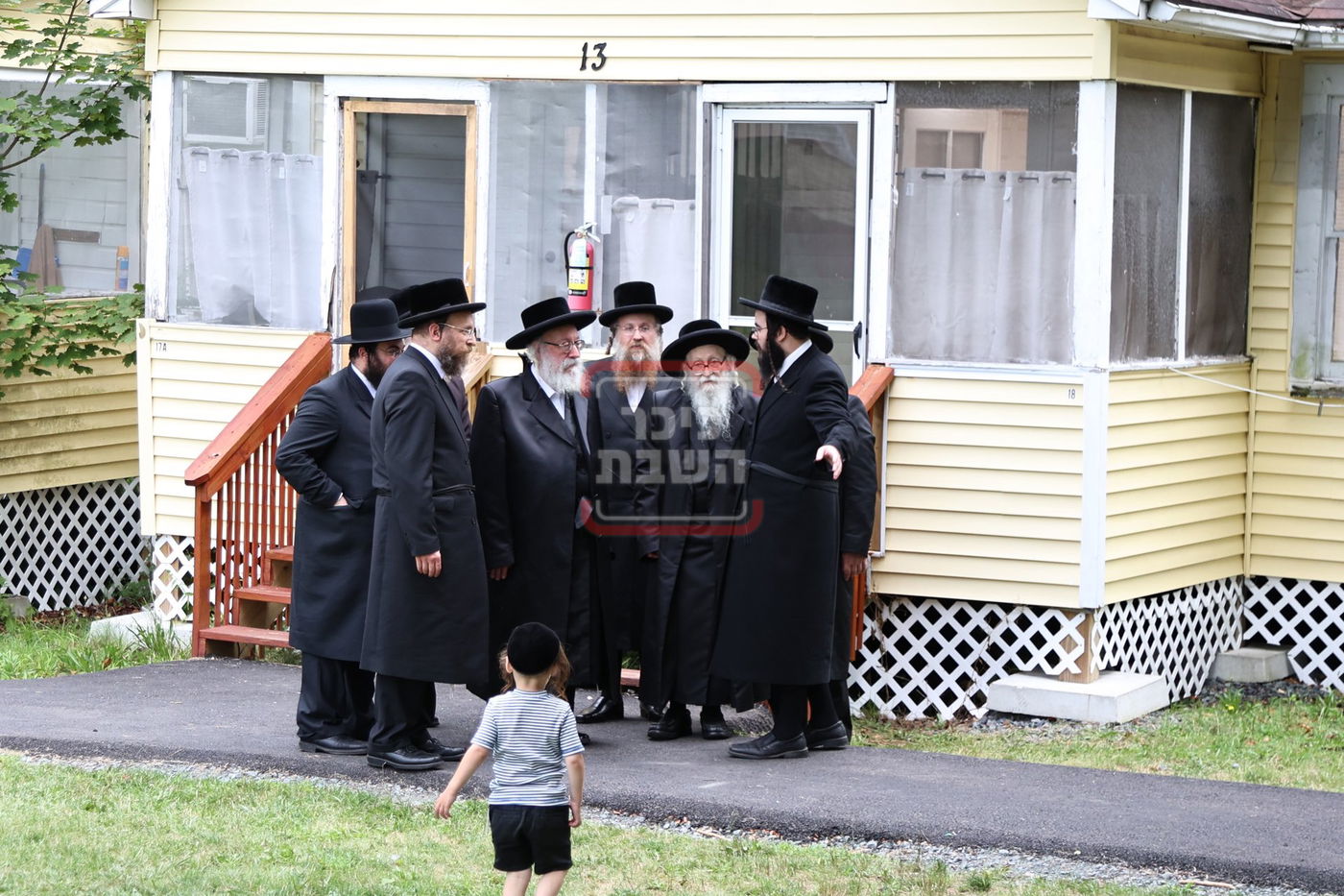 גאב"ד וויען בביקור אצל אחיו האדמו"ר מסערדאהעלי בקאנטרי