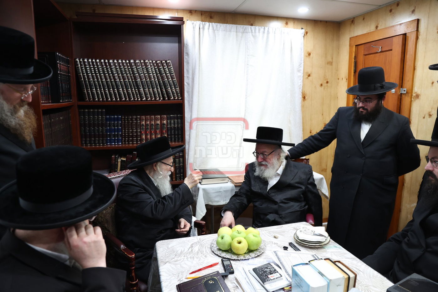 גאב"ד וויען בביקור אצל אחיו האדמו"ר מסערדאהעלי בקאנטרי