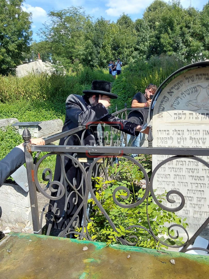 האדמו"ר ממעזבוז במסע הקודש על קברי צדיקים