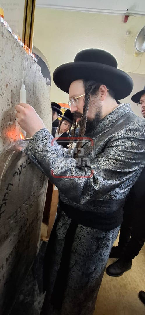 האדמו"ר ממעזבוז במסע הקודש על קברי צדיקים