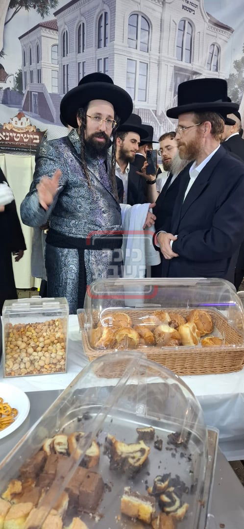 האדמו"ר ממעזבוז במסע הקודש על קברי צדיקים