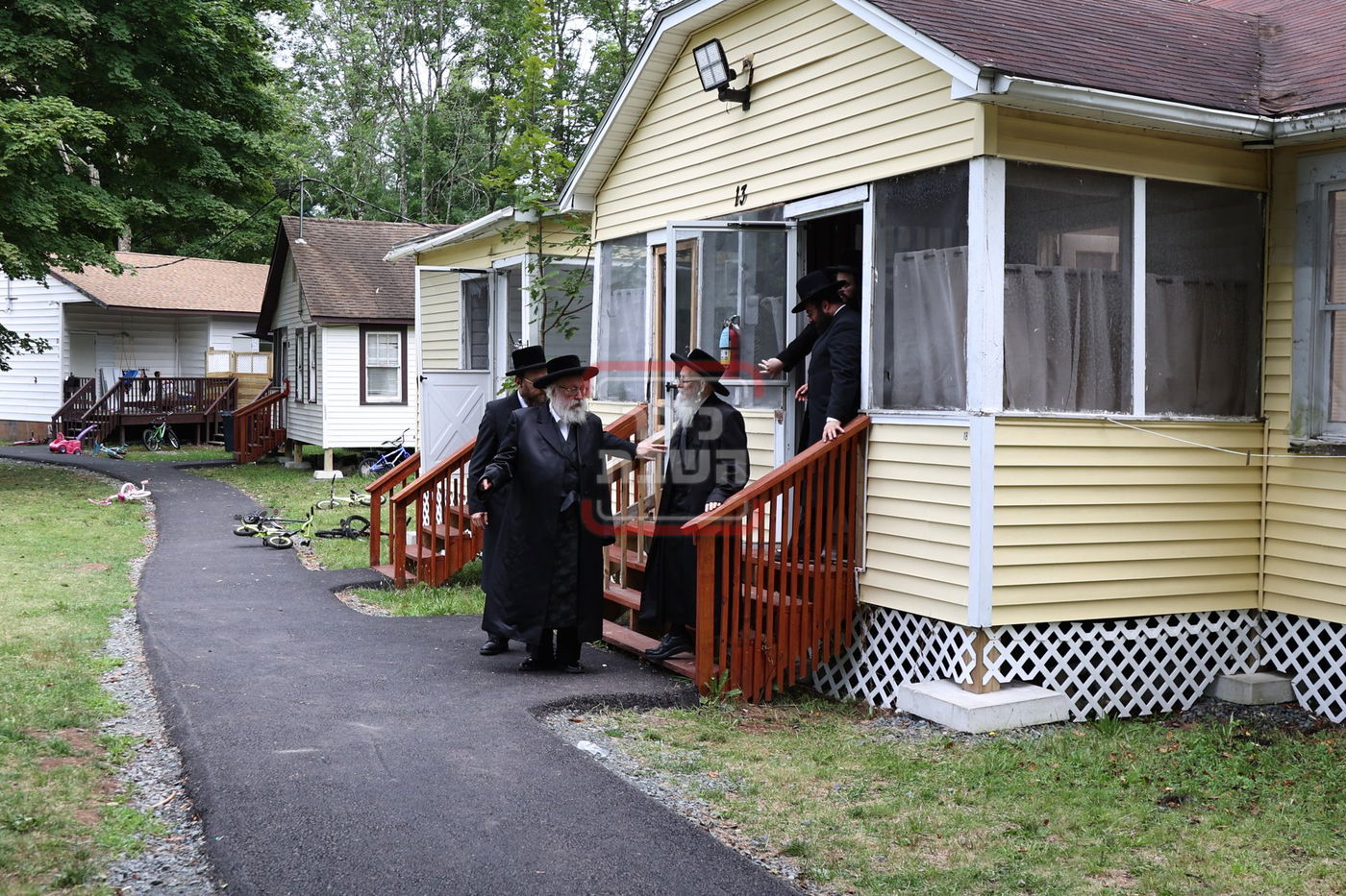 גאב"ד וויען בביקור אצל אחיו האדמו"ר מסערדאהעלי בקאנטרי