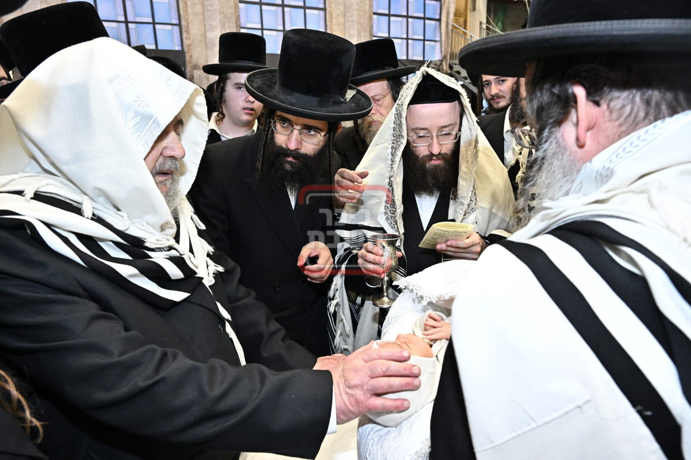 האדמו"ר מקאסוב, והגרי"מ שעכטר בברית מילה