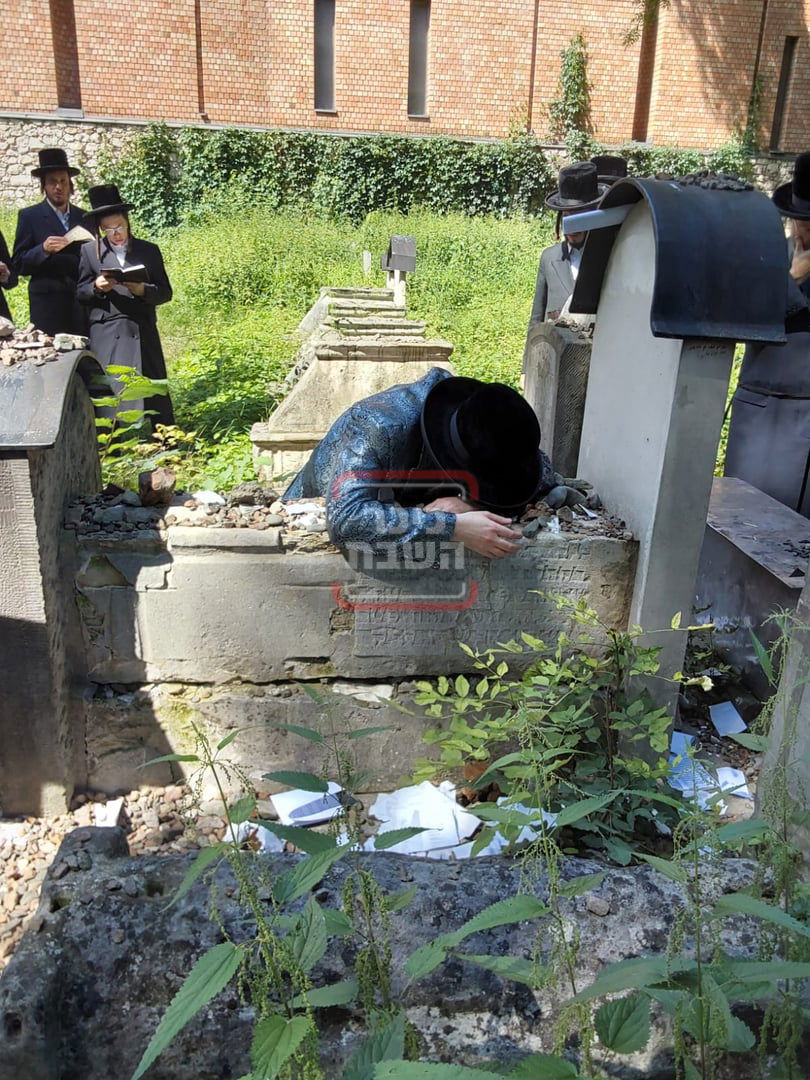 האדמו"ר ממעזבוז במסע הקודש על קברי צדיקים