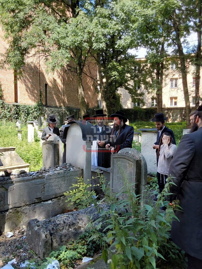 האדמו"ר ממעזבוז במסע הקודש על קברי צדיקים