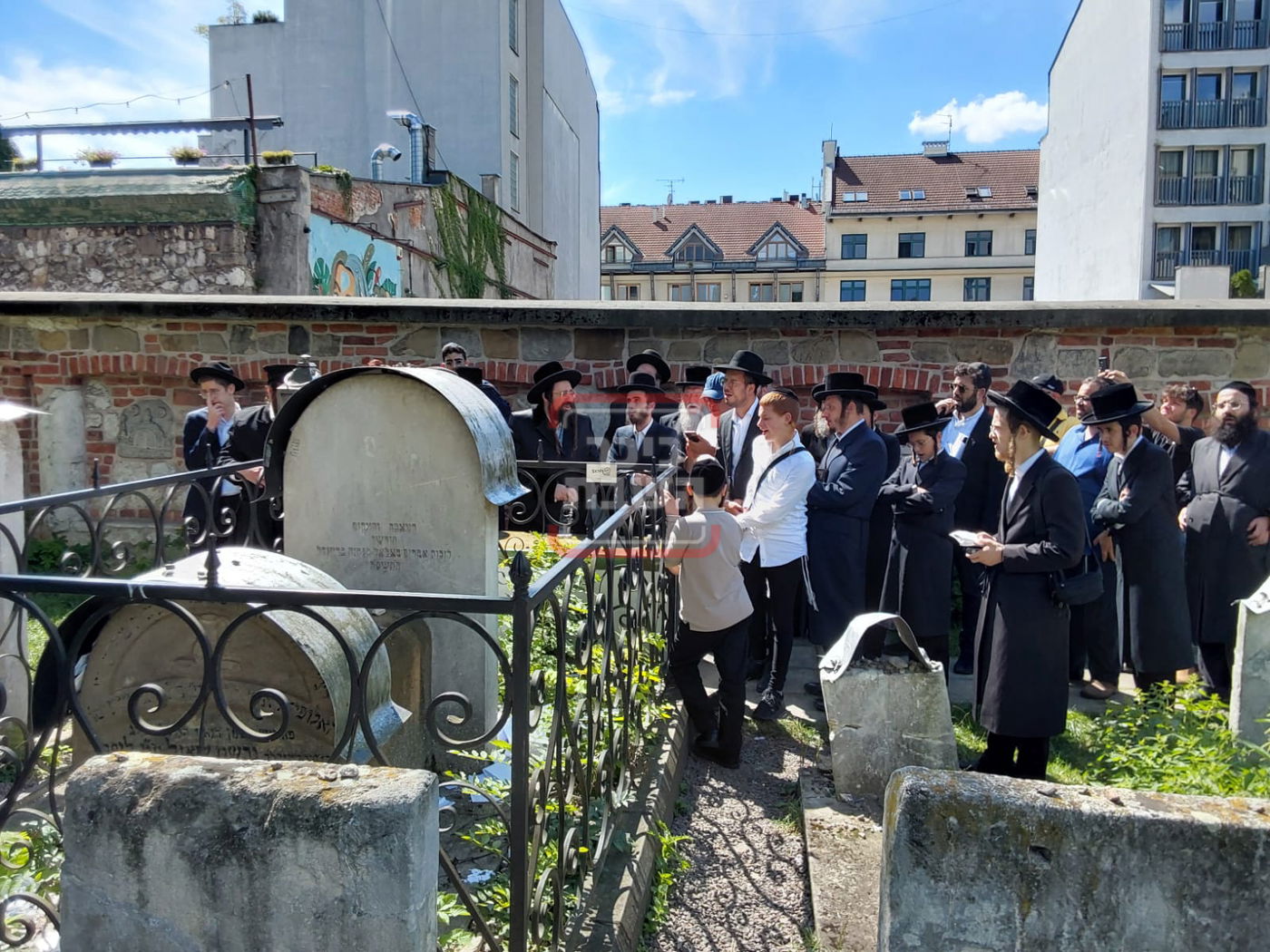 האדמו"ר ממעזבוז במסע הקודש על קברי צדיקים