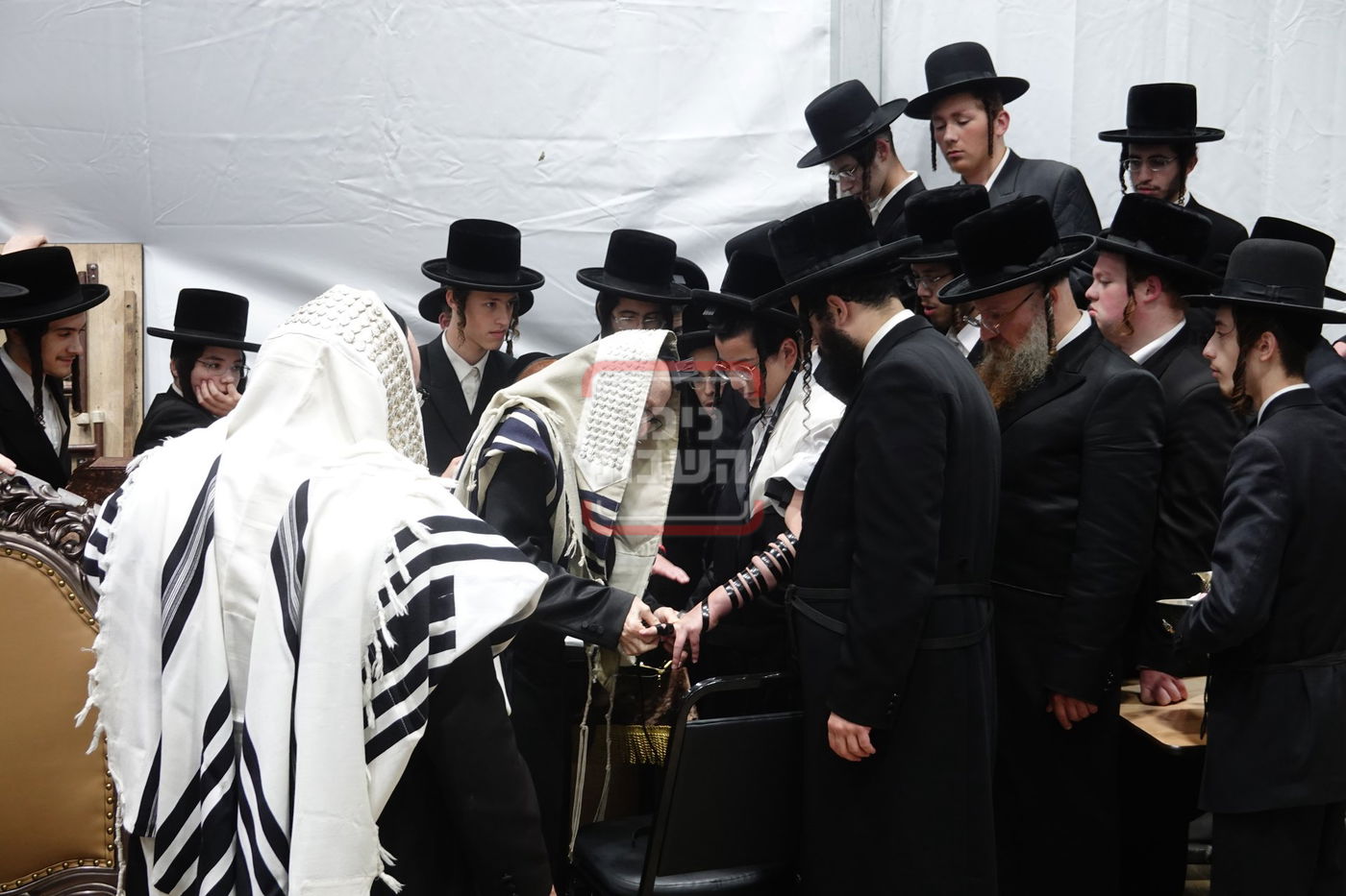 מעמד הנחת תפילין לנכד האדמו"ר מסערדאהעלי בקאנטרי