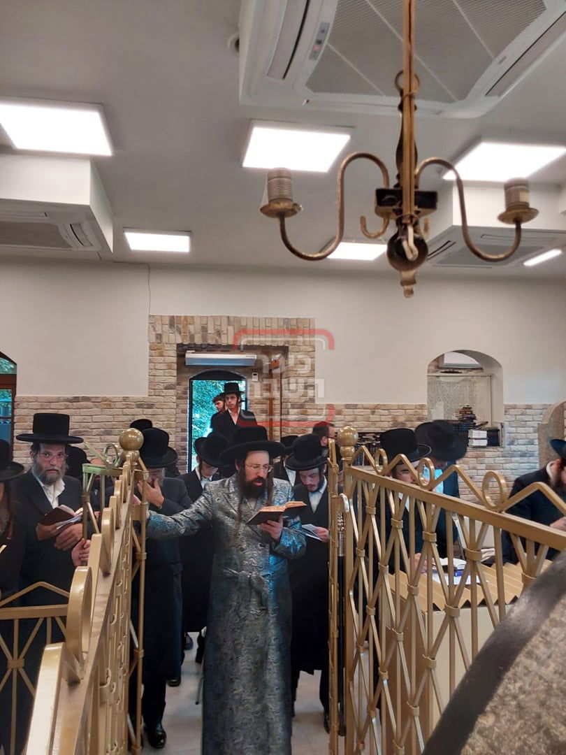 האדמו"ר ממעזבוז במסע הקודש על קברי צדיקים