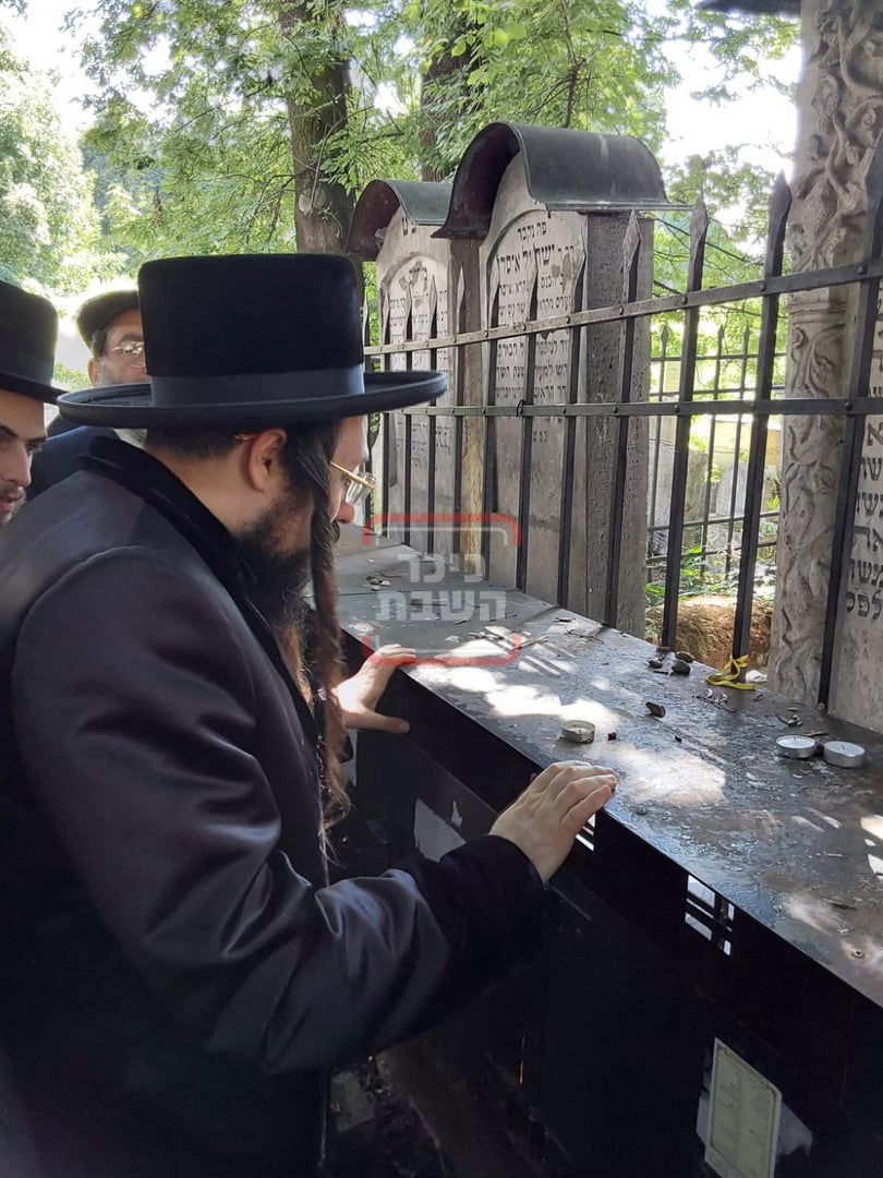 האדמו"ר ממעזבוז במסע הקודש על קברי צדיקים