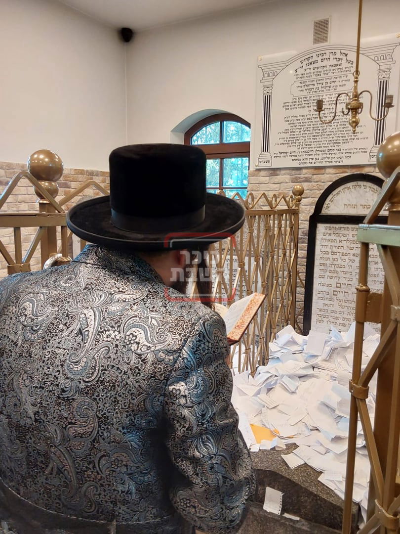 האדמו"ר ממעזבוז במסע הקודש על קברי צדיקים