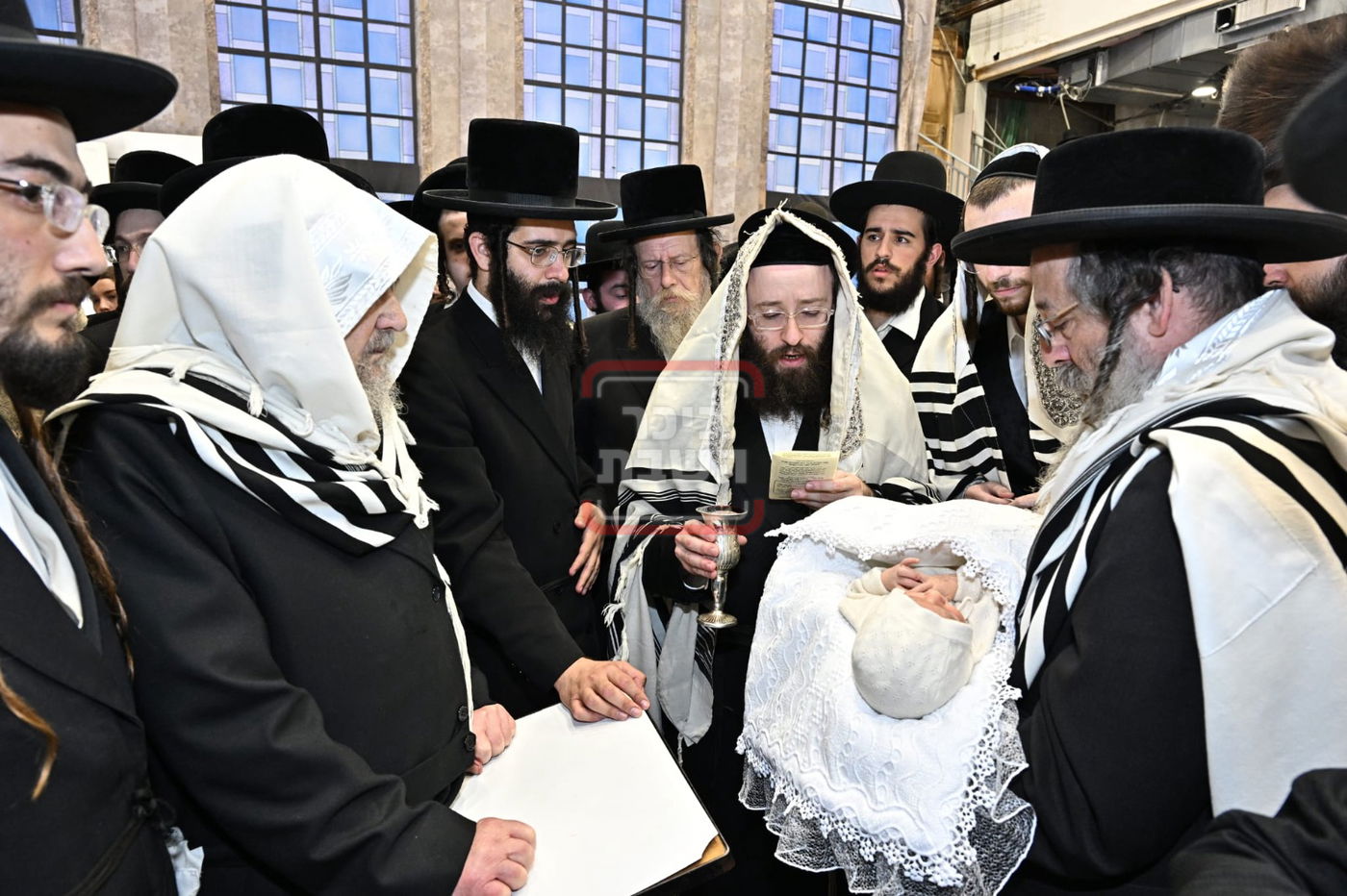 האדמו"ר מקאסוב, והגרי"מ שעכטר בברית מילה