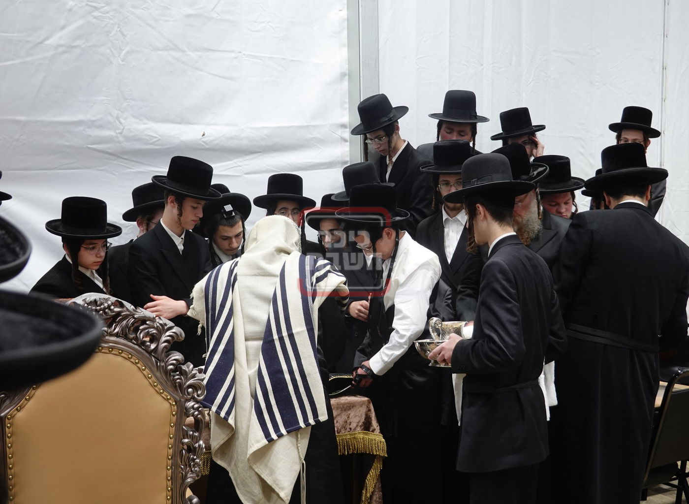 מעמד הנחת תפילין לנכד האדמו"ר מסערדאהעלי בקאנטרי