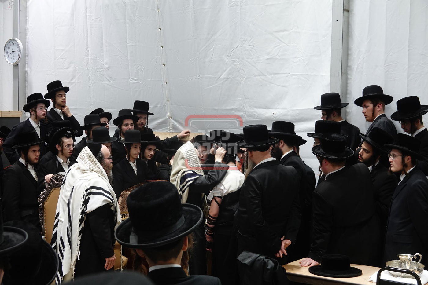 מעמד הנחת תפילין לנכד האדמו"ר מסערדאהעלי בקאנטרי