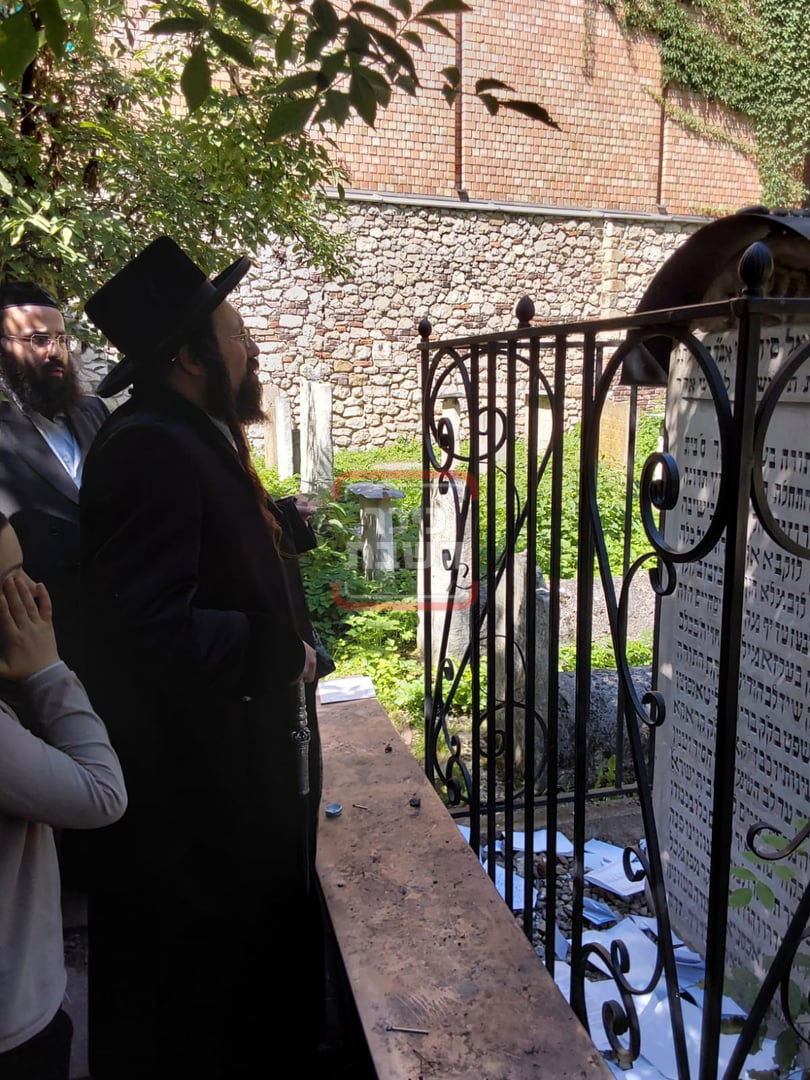 האדמו"ר ממעזבוז במסע הקודש על קברי צדיקים