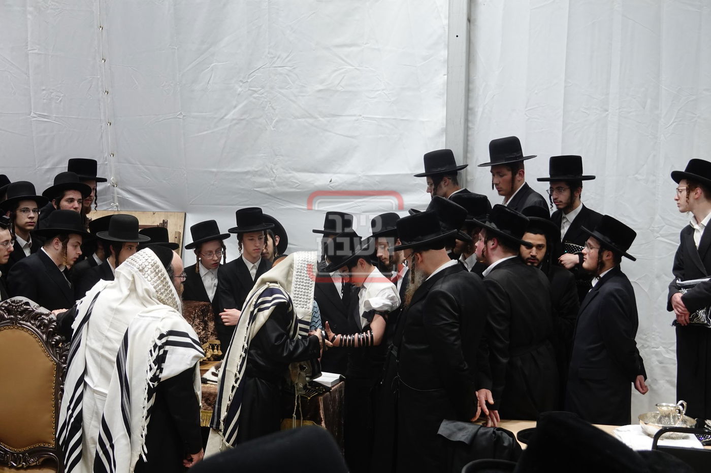 מעמד הנחת תפילין לנכד האדמו"ר מסערדאהעלי בקאנטרי