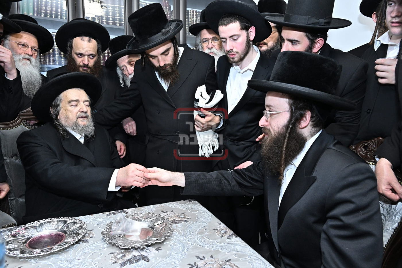 האדמו"ר מקאסוב, והגרי"מ שעכטר בברית מילה