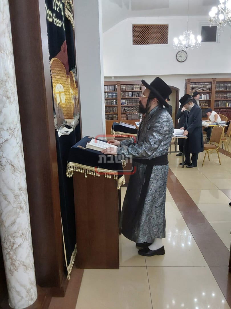 האדמו"ר ממעזבוז במסע הקודש על קברי צדיקים