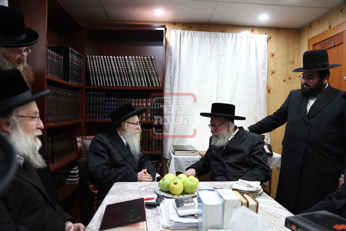 גאב"ד וויען בביקור אצל אחיו האדמו"ר מסערדאהעלי בקאנטרי