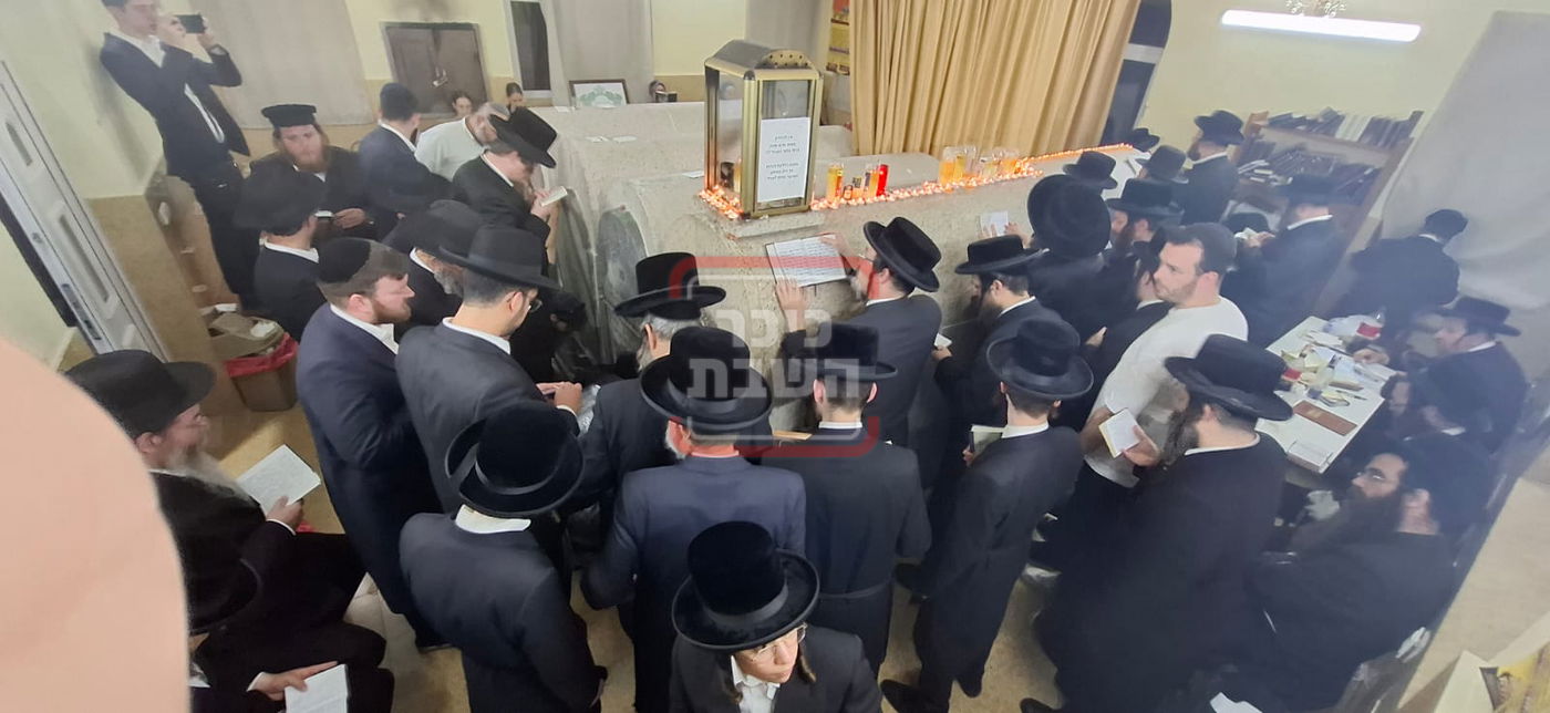האדמו"ר ממעזבוז במסע הקודש על קברי צדיקים