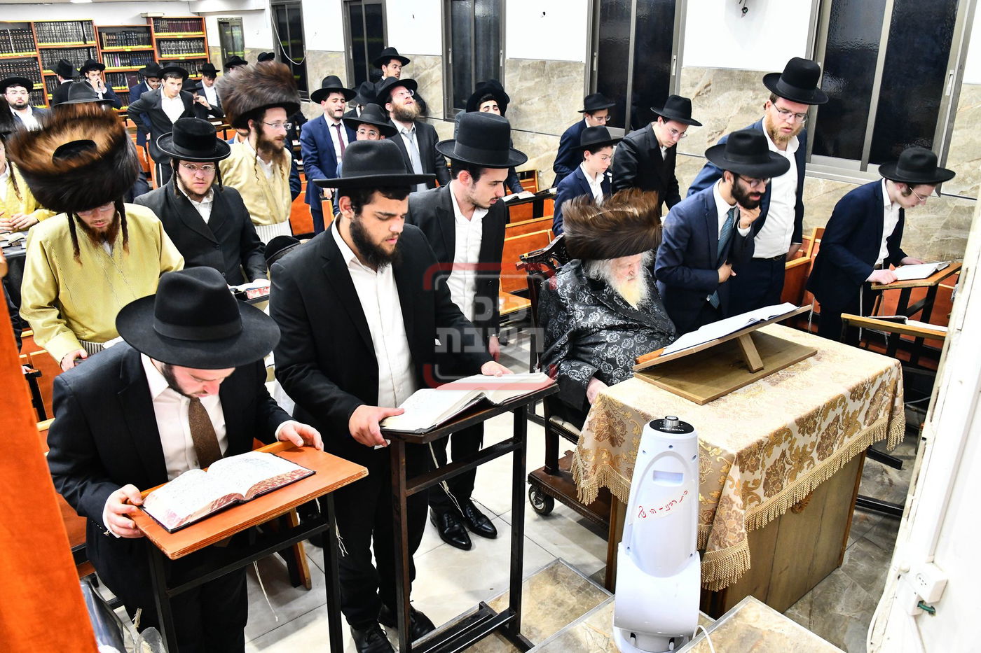 הגר"מ שטרנבוך בשבת בקרב ישיבתו בבית שמש