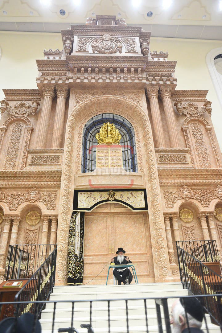 הגה"צ רבי אהרן טוסיג בהספד 'תשעה באב' בחצה"ק ויז'ניץ