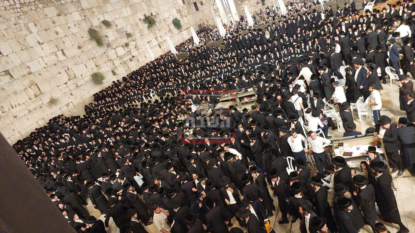 מוצאי תשעה באב בכותל המערבי