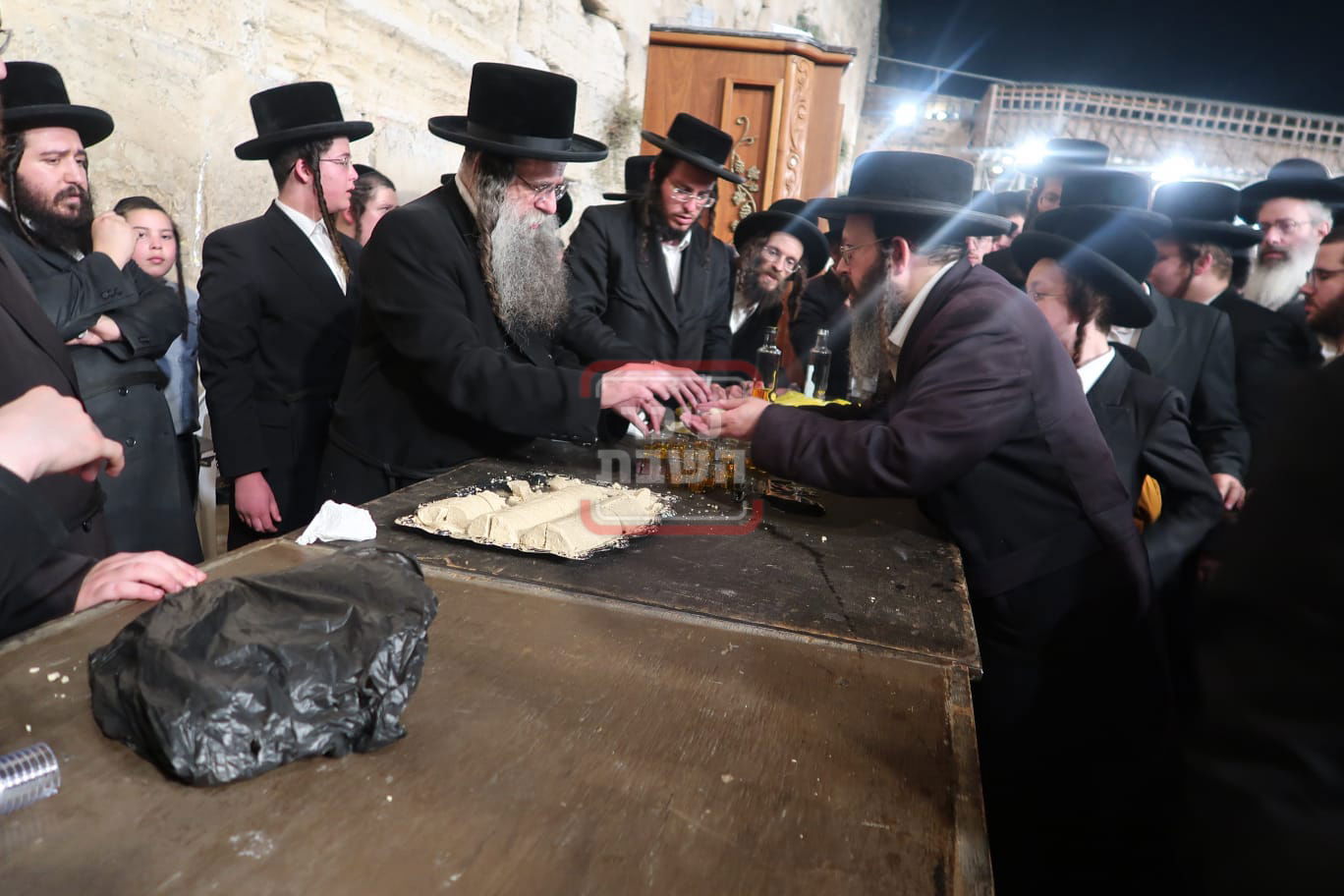 האדמו"ר מלעלוב ירושלים בכותל המערבי