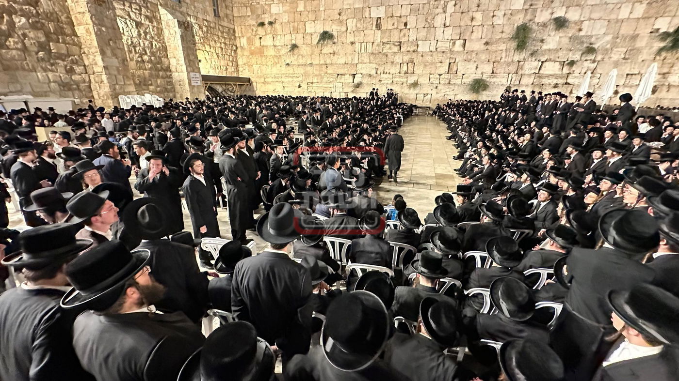 מוצאי תשעה באב בכותל המערבי