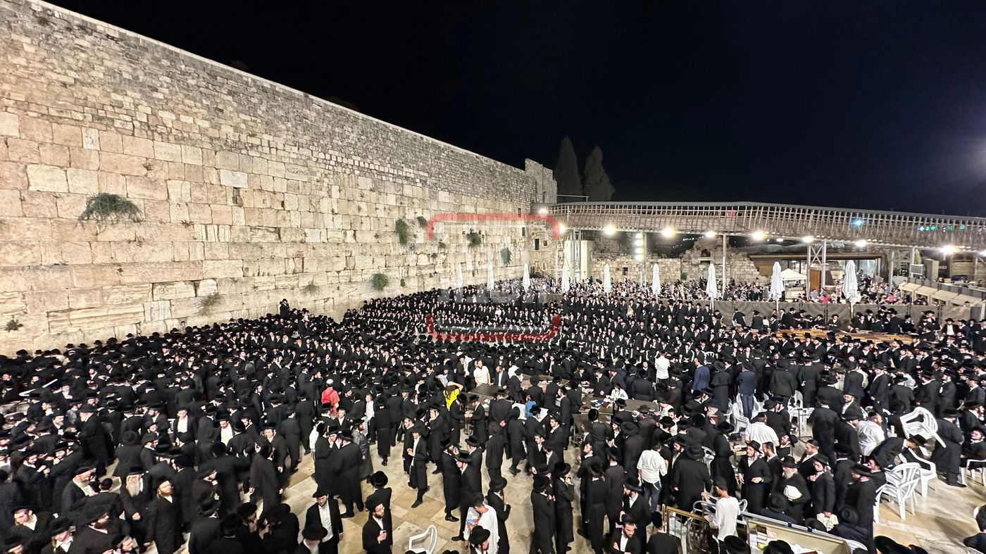 מוצאי תשעה באב בכותל המערבי