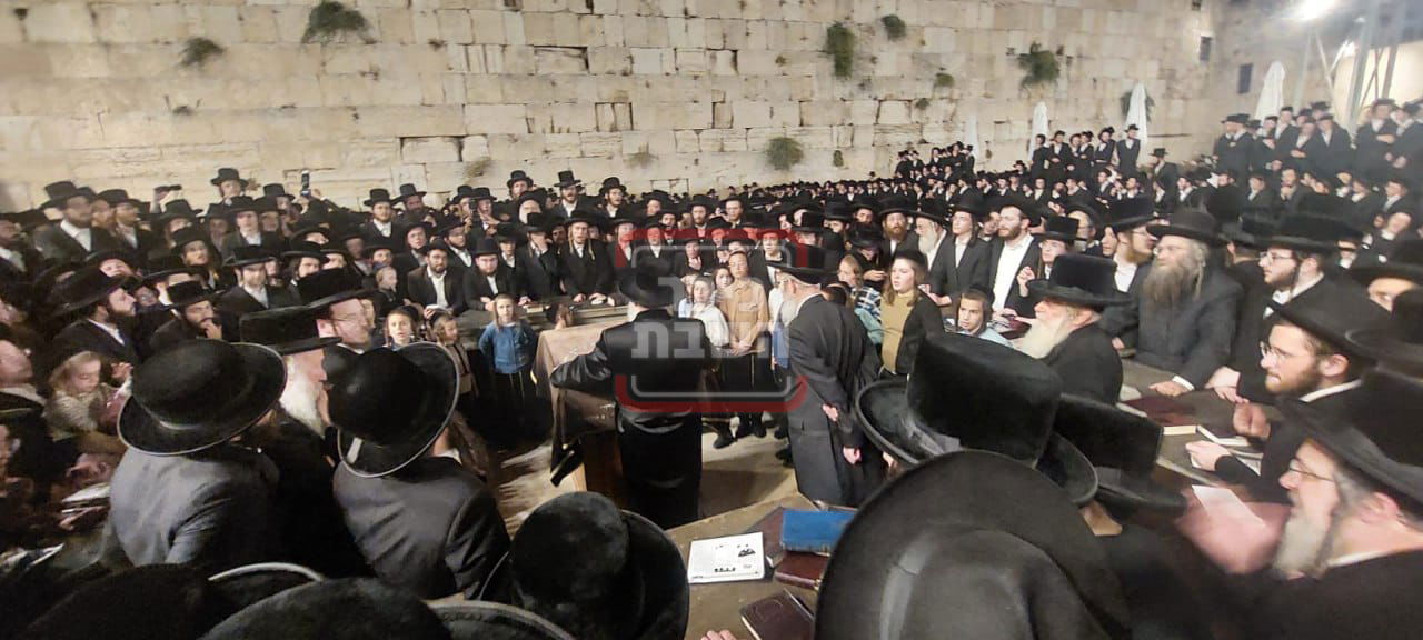 מוצאי תשעה באב בכותל המערבי