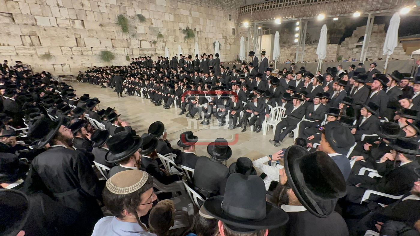 מוצאי תשעה באב בכותל המערבי