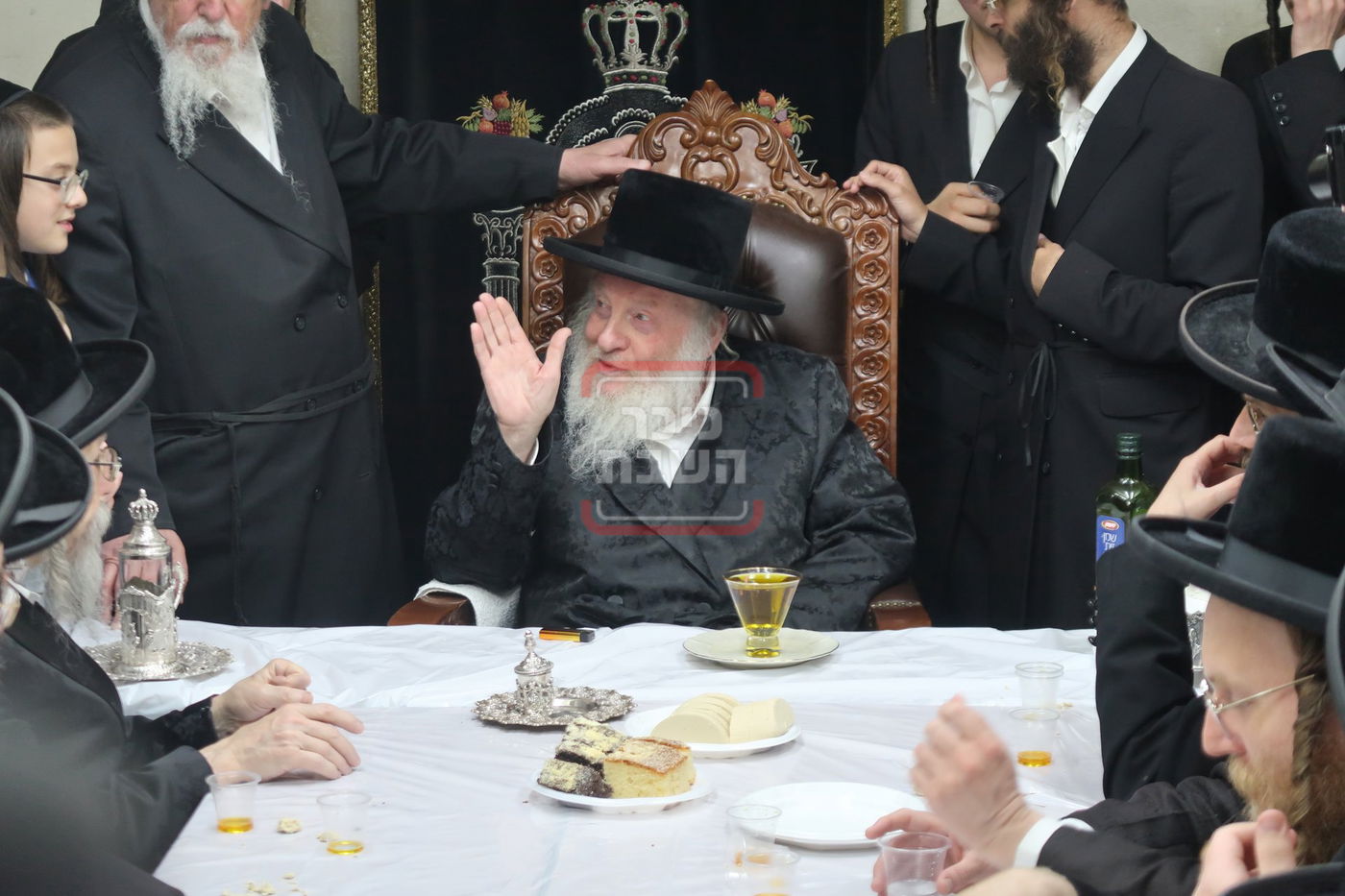 האדמו"ר מוהרי"ד מלעלוב בקידוש לבנה ולחיים טיש