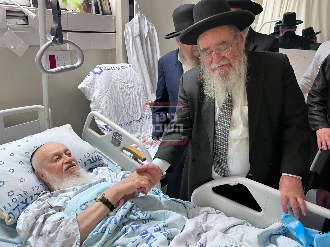 הגר"א סאלים, והגר"ד בצרי בביקור חולים אצל הגר"ע בצרי