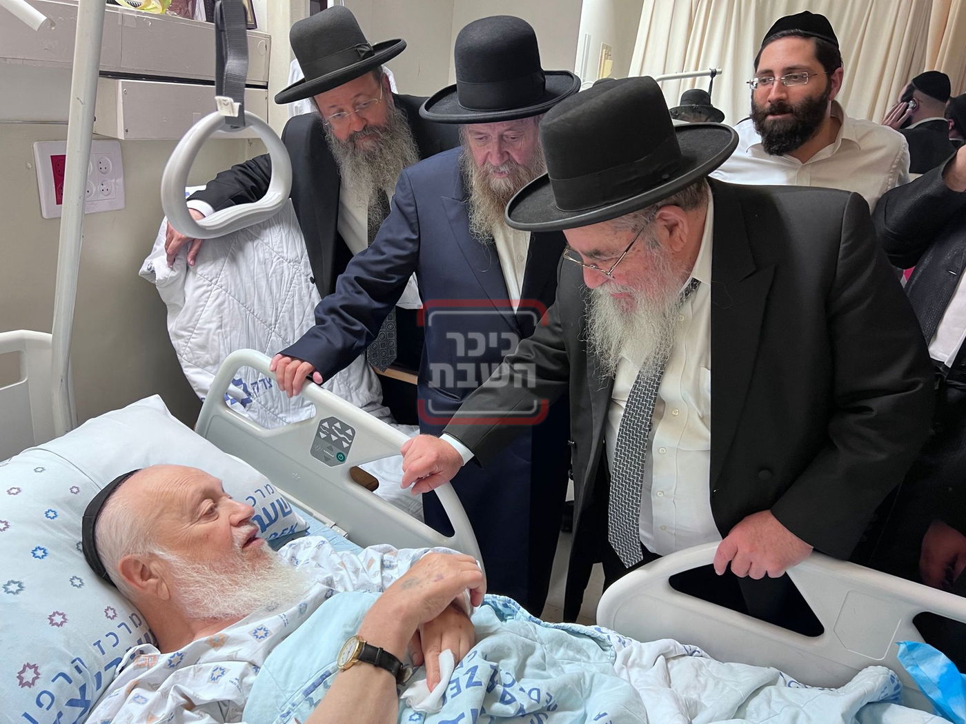 הגר"א סאלים, והגר"ד בצרי בביקור חולים אצל הגר"ע בצרי