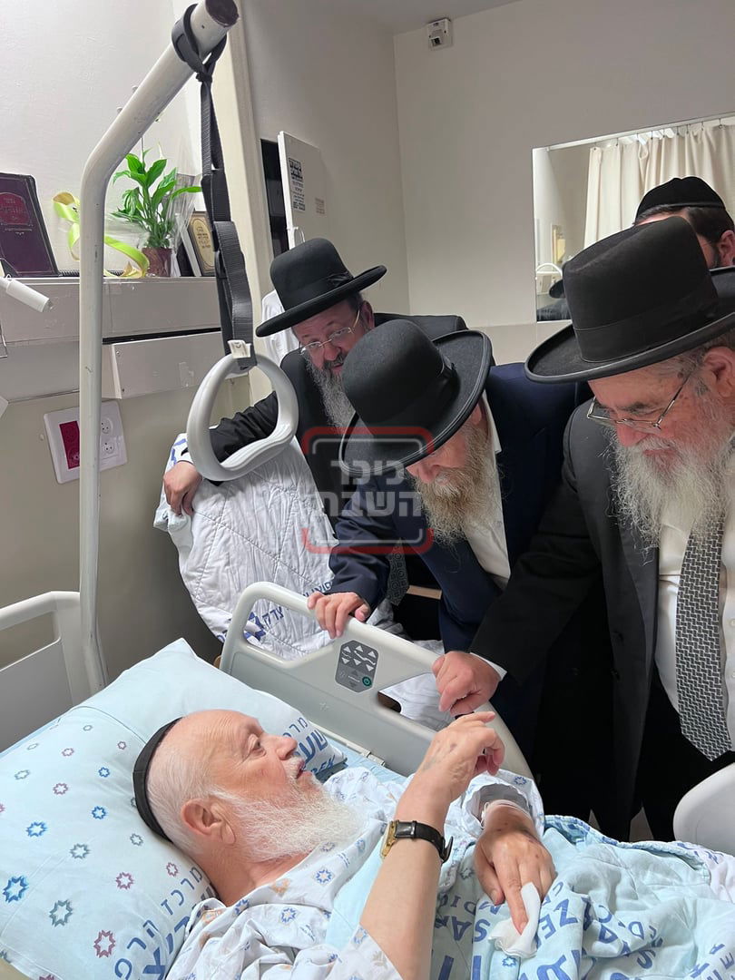 הגר"א סאלים, והגר"ד בצרי בביקור חולים אצל הגר"ע בצרי